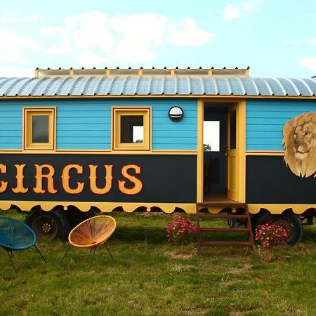 La Roulotte Circus Des Grillots Hotel Beaulon Eksteriør billede